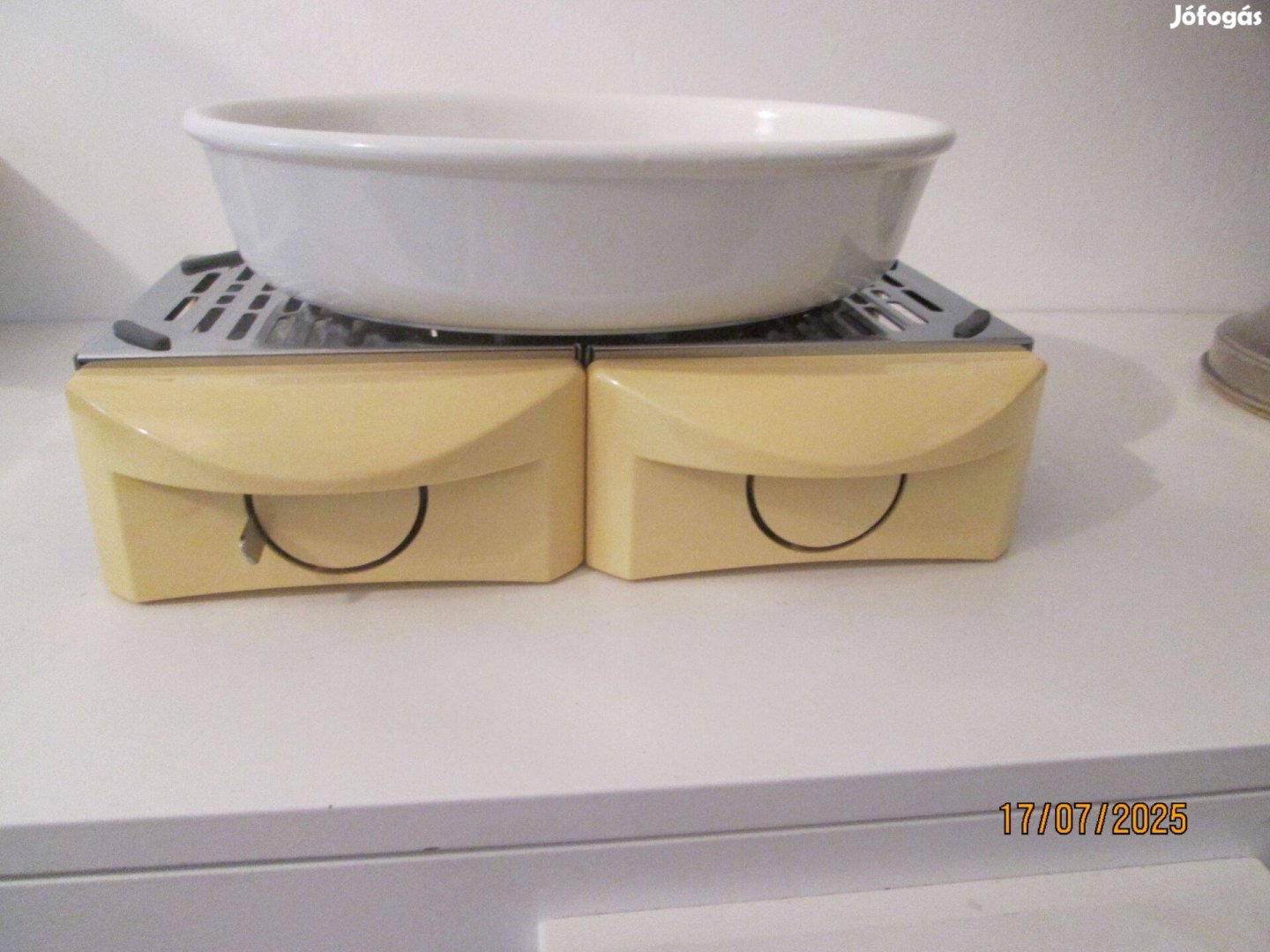 Teritett Asztalon Ételt Melegen Tartó