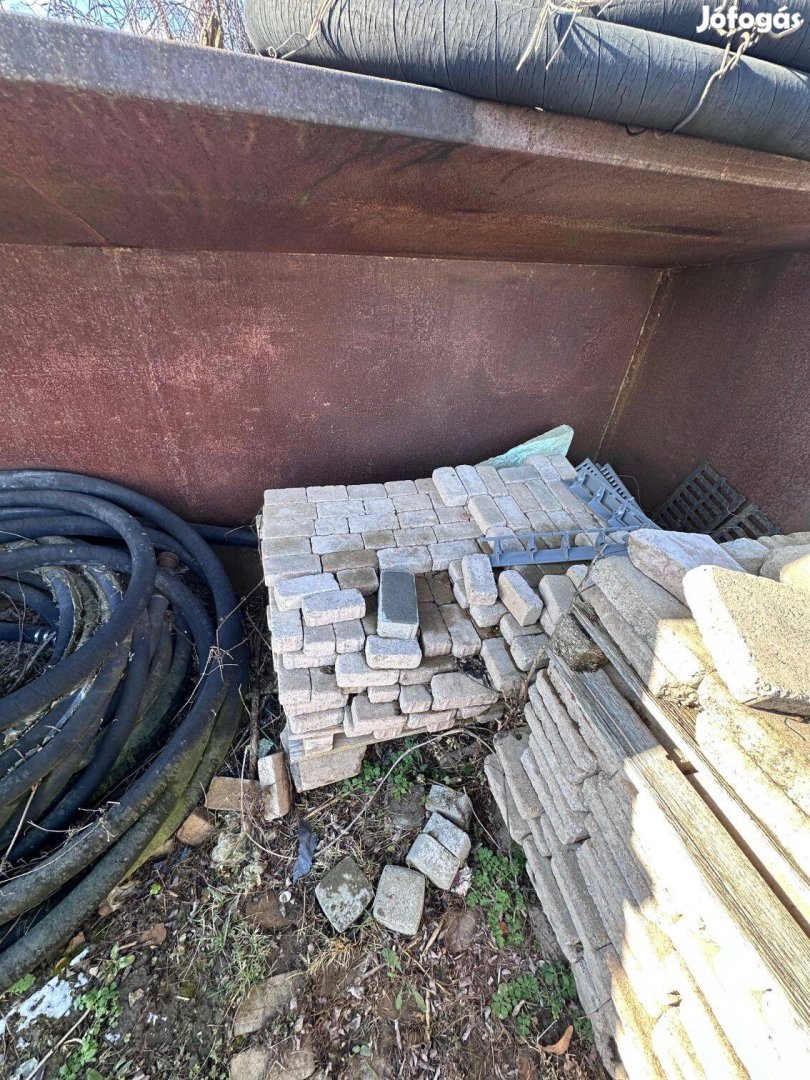 Térkő 50 mm magas, kb. 5 nm területre, eltérő méretekben