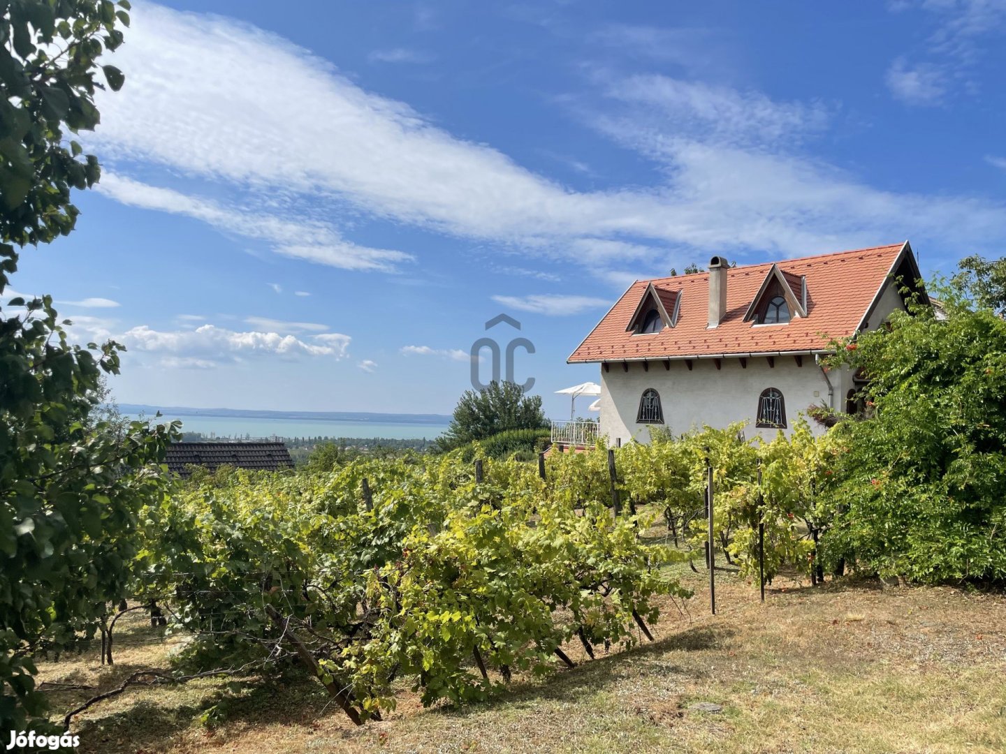 Természetközeli nyaraló elképesztő panorámával Lovason