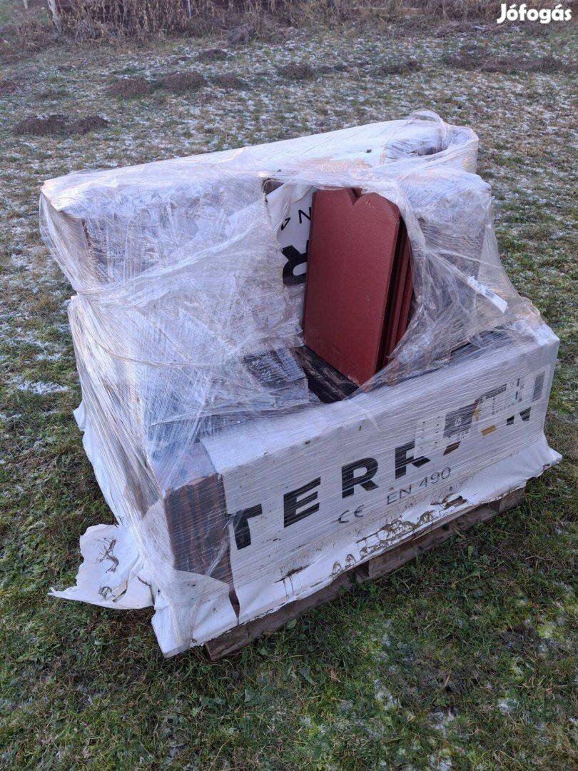 Terrán Rundo bordó új szellőző tetőcserép