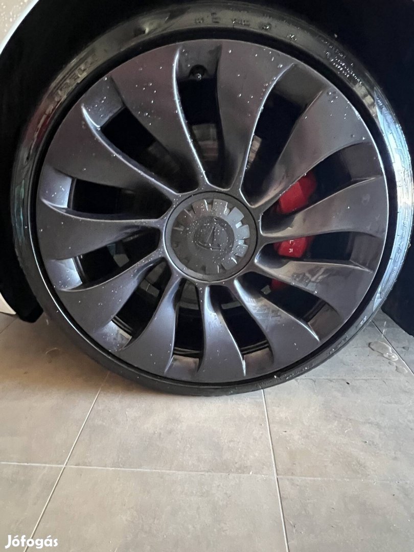 Tesla 3 performance 20' felni nyár gumival