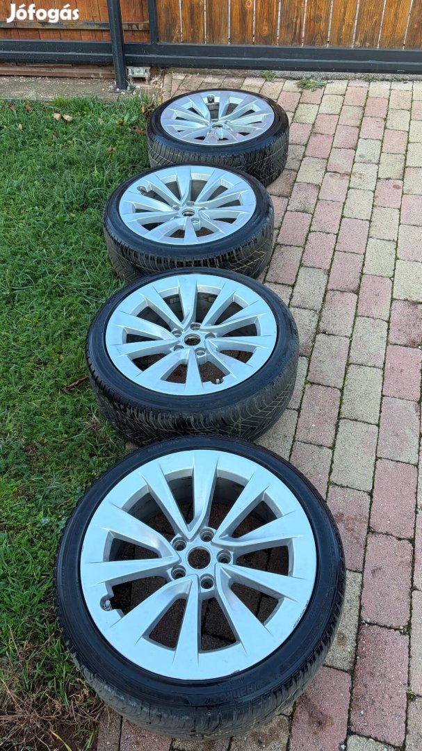 Tesla Model 3 19" alufelni + Hankook Kinergy 4S. 235/40/R19 96Y