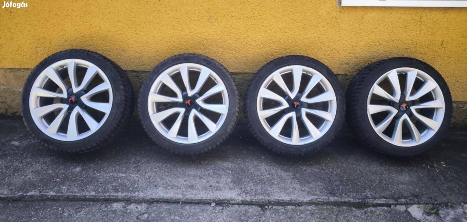 Tesla Model 3 19" felniszett Pirelli Pzero téli gumikkal
