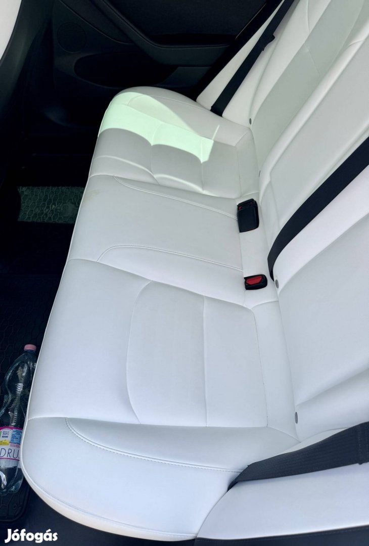 Tesla Model 3 Hátsó fehér ülés