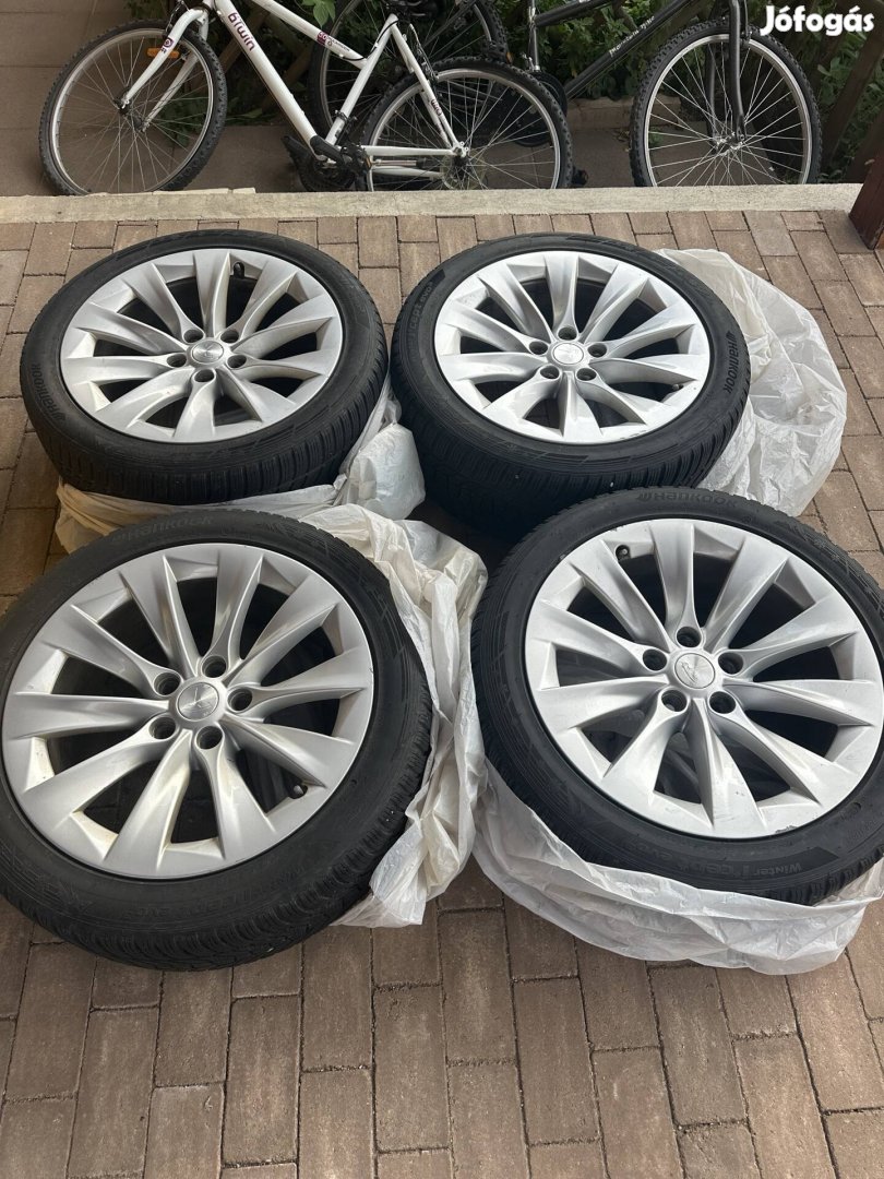 Tesla Model S, téligumi garnitúra alufelnivel, eladó! 