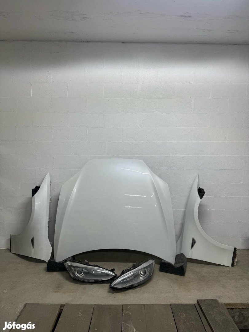 Tesla Model S fehér eleje kompletten model s géptető model s sárvédő