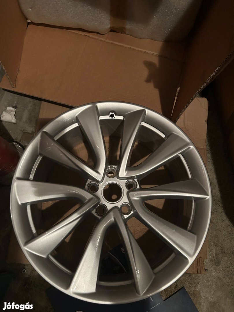 Tesla Model X R20 alufelni új bemutatóteremből