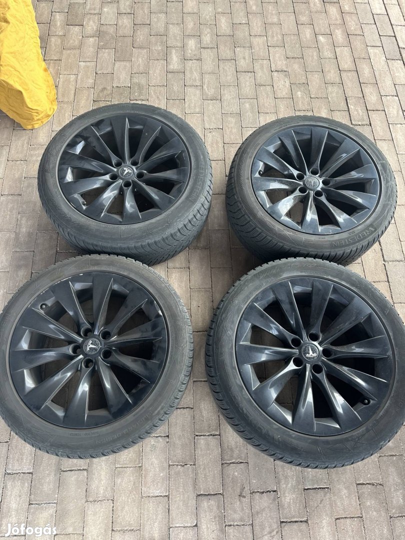 Tesla Model X téligumi garnitúra alufelni 25/45r20, 275/55r20