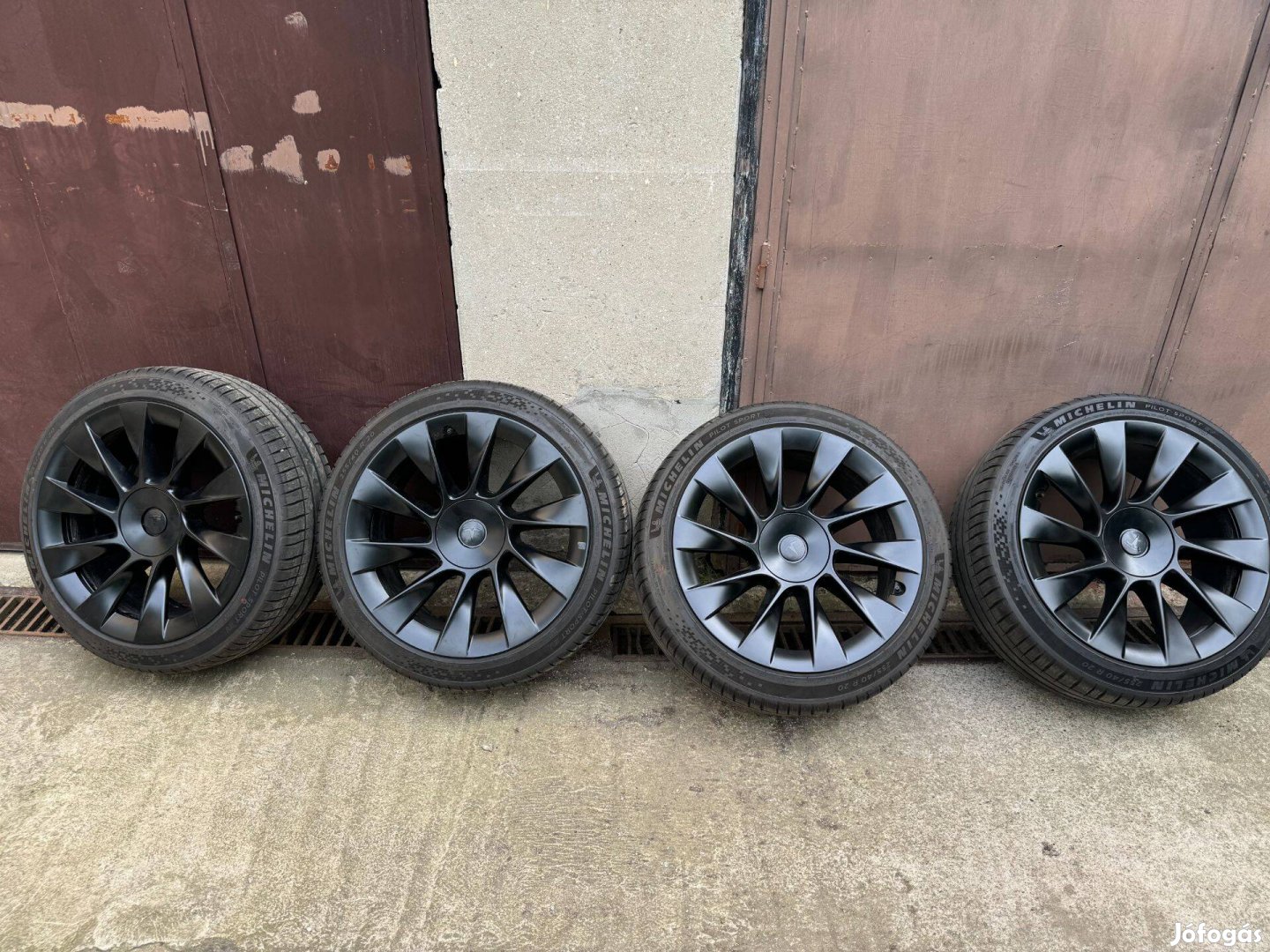 Tesla Model Y 20" Induction nyári garnitúra 255/40 R20 Michelin eladó