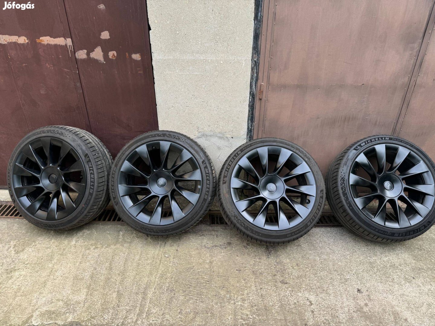 Tesla Model Y 20" Induction nyári garnitúra 255/40 R20 Michelin eladó