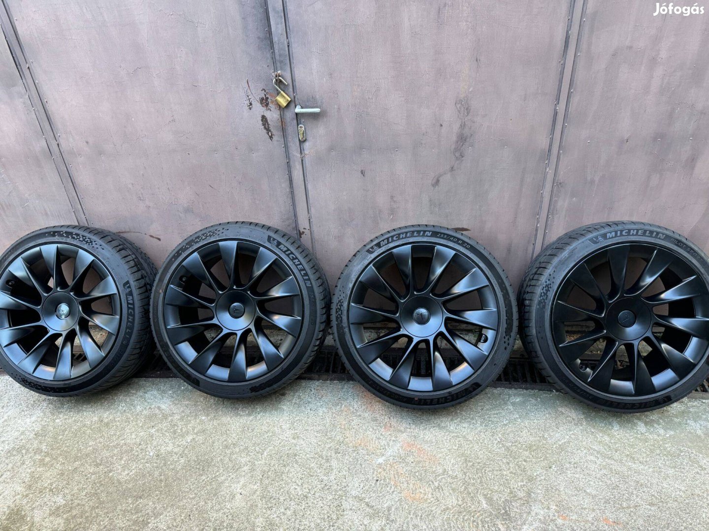 Tesla Model Y 20" Induction nyári garnitúra 255/40 R20 Michelin komple