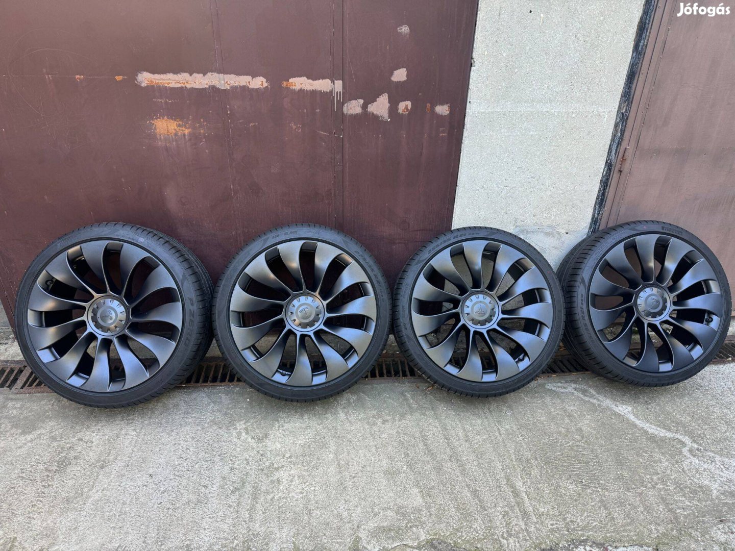 Tesla Model Y Performance 21" Überturbine nyári garnitúra eladó újszer
