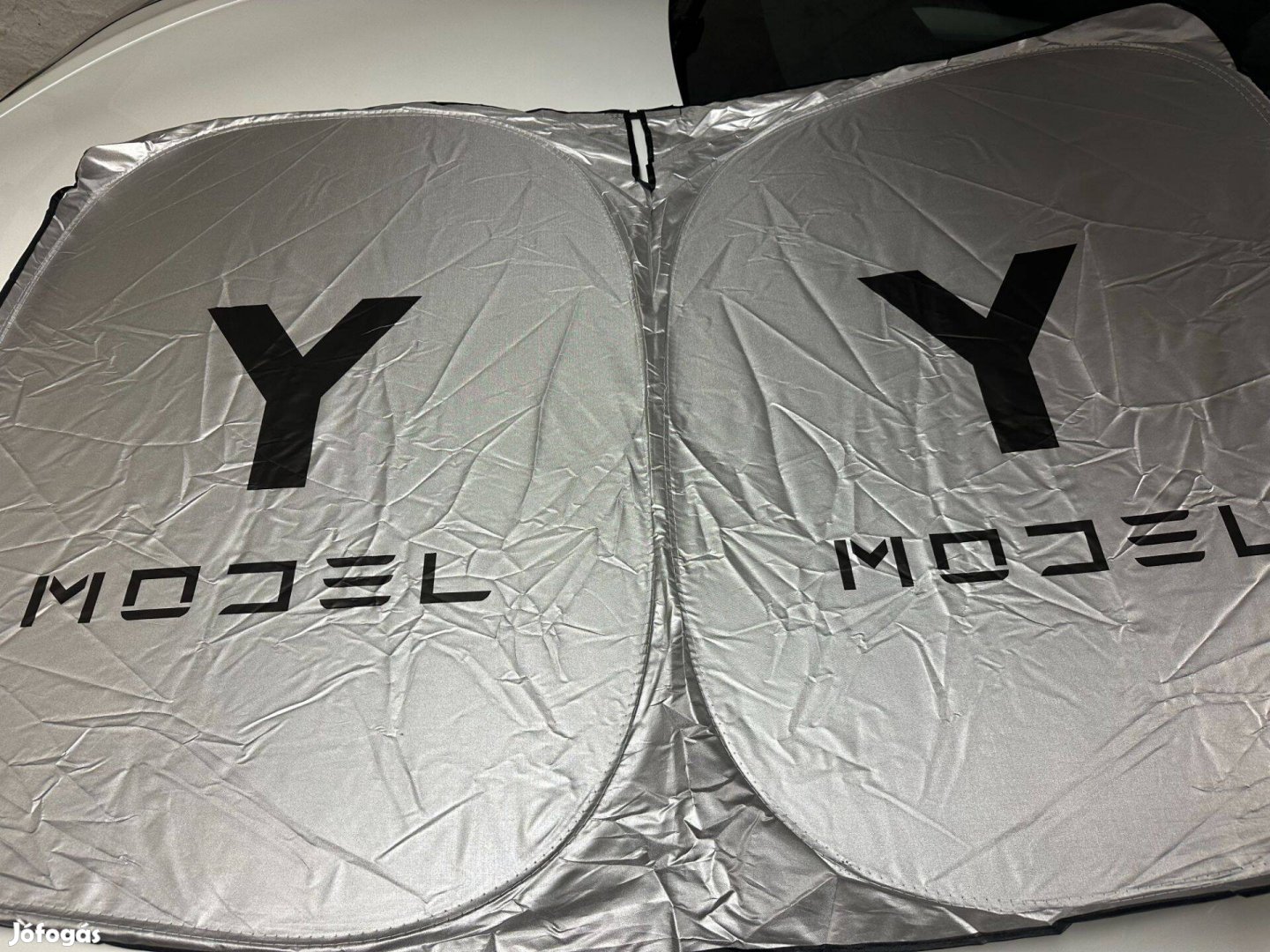Tesla Model Y szélvédő árnyékoló világos színű Tesla Model Y feliratos