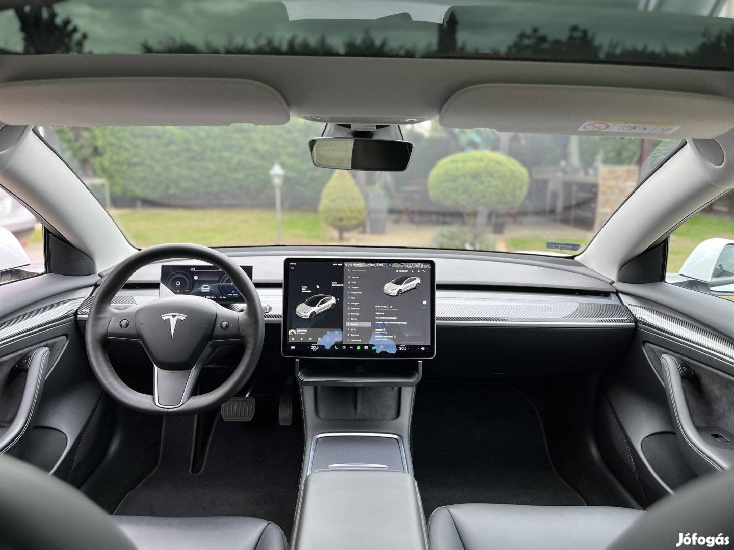 Tesla Pakoló rekesz kijelző alá