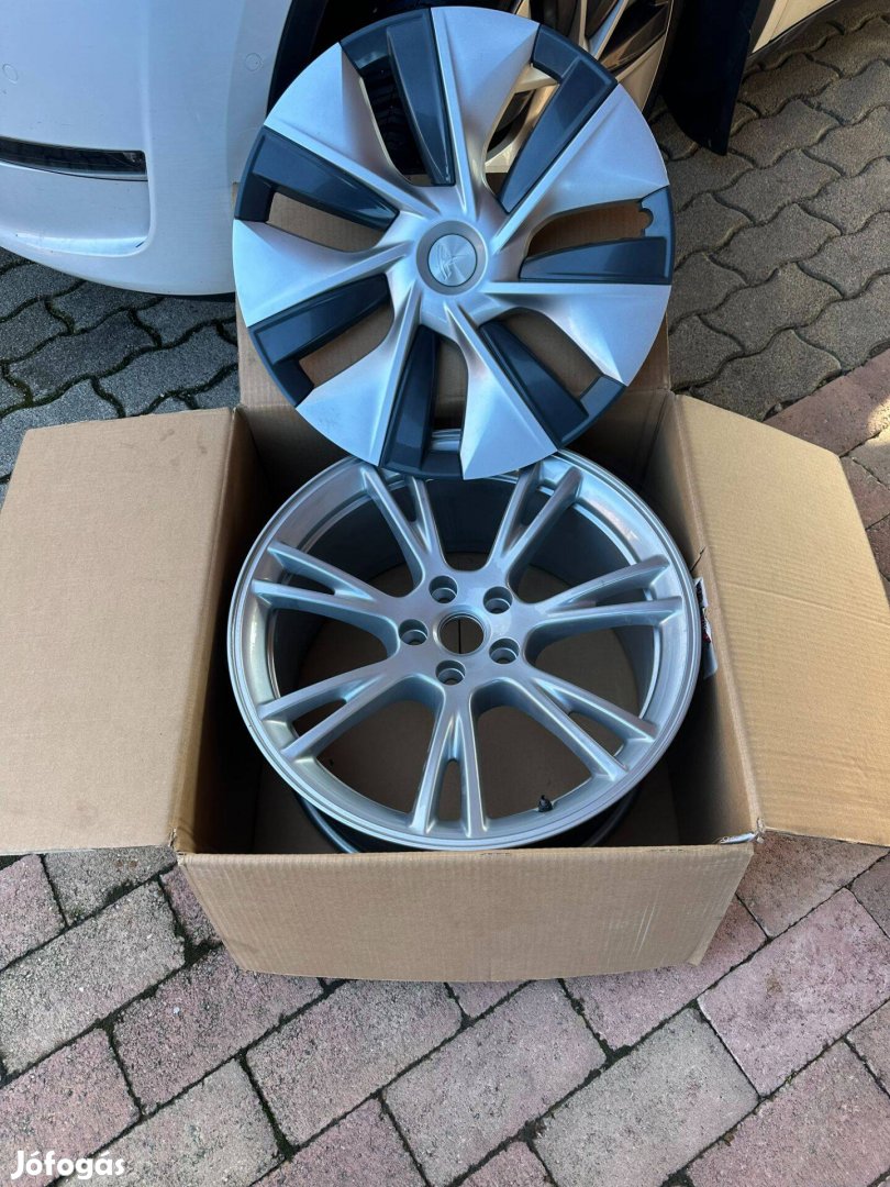 Tesla Y 19" Gemini felni + dísztárcsa + jeladó