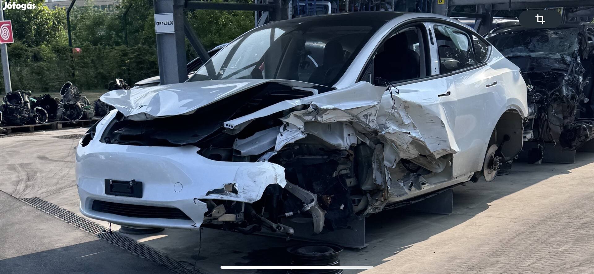 Tesla Y alkatrészek 