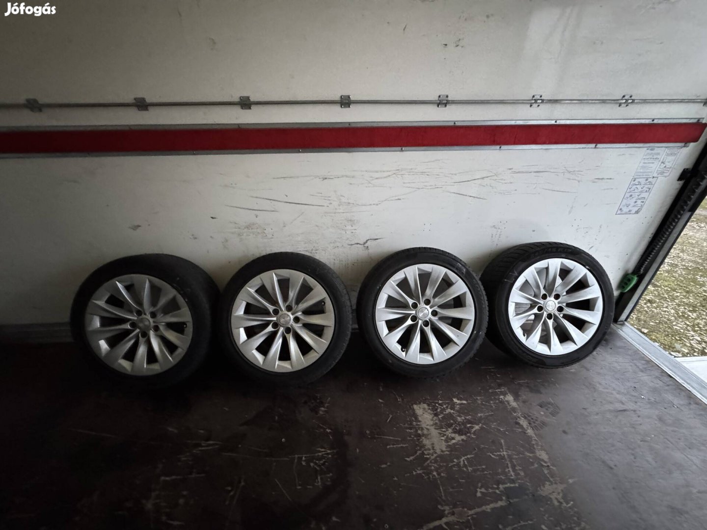 Tesla alufelni 245/45 R19 téli gumival