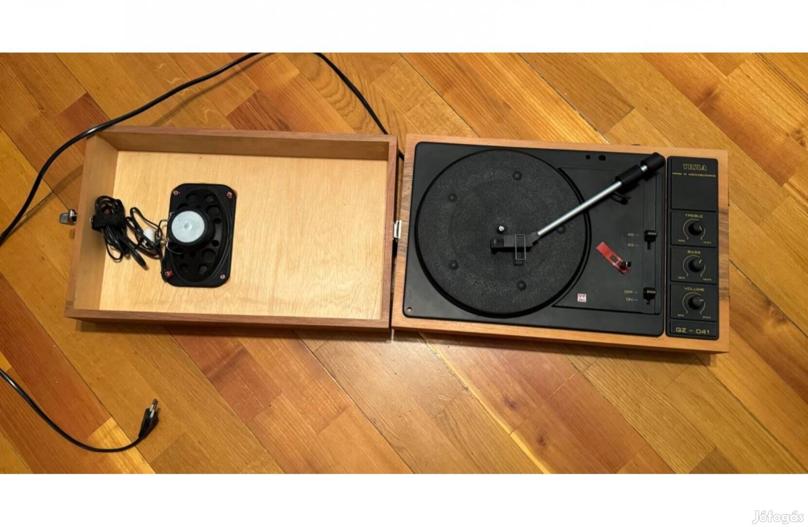 Tesla bakelit lemezjátszó, beépített hangszóróval / bakelit lemezek