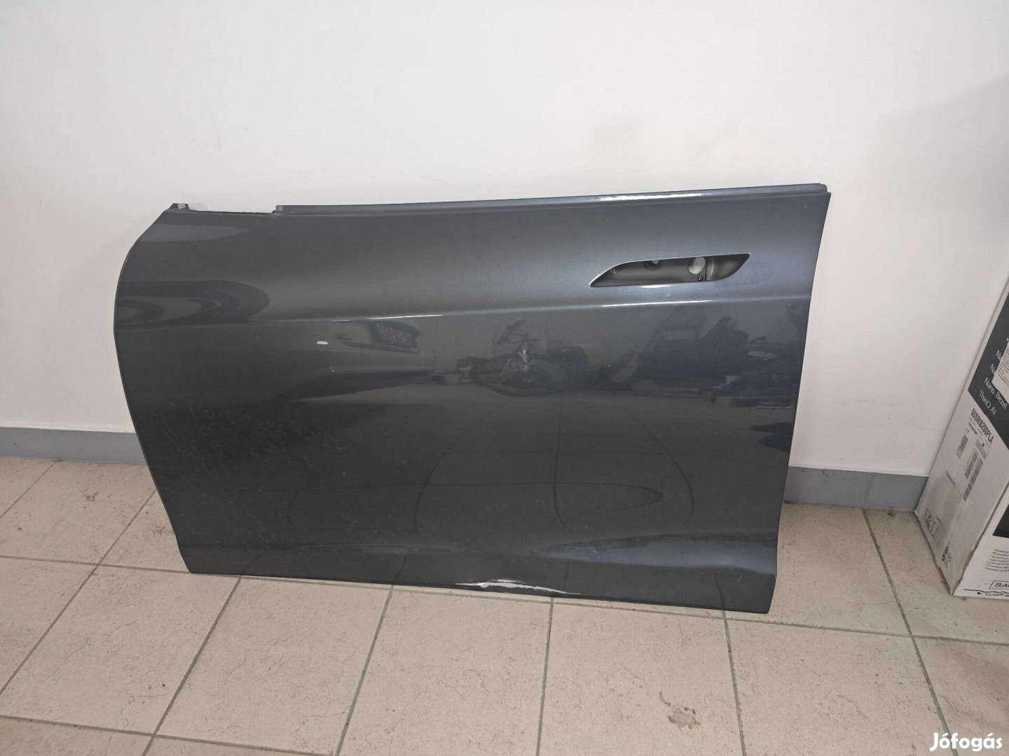 Tesla model S enyhén sérült bal első ajtó