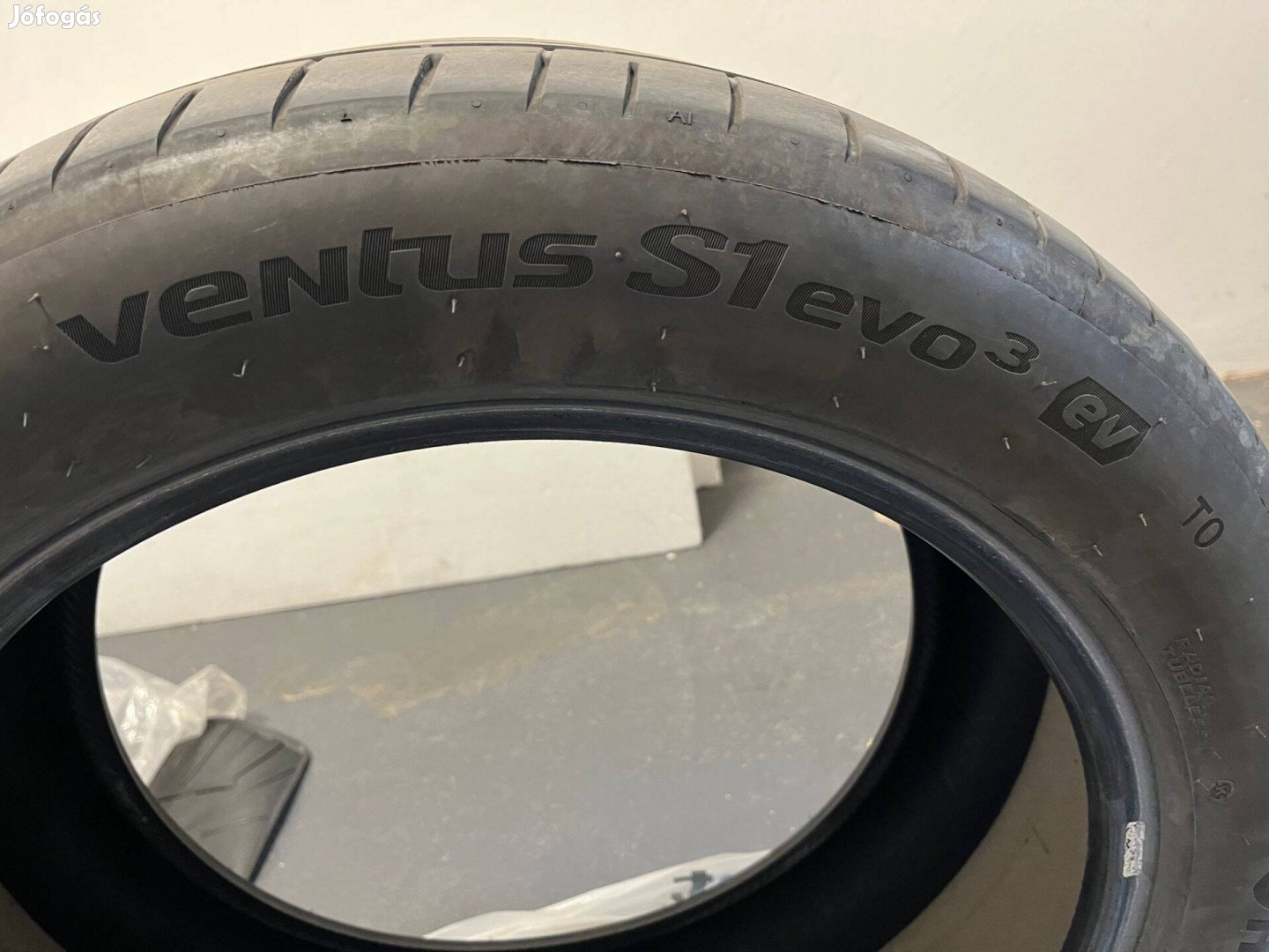 Tesla model y autógumi