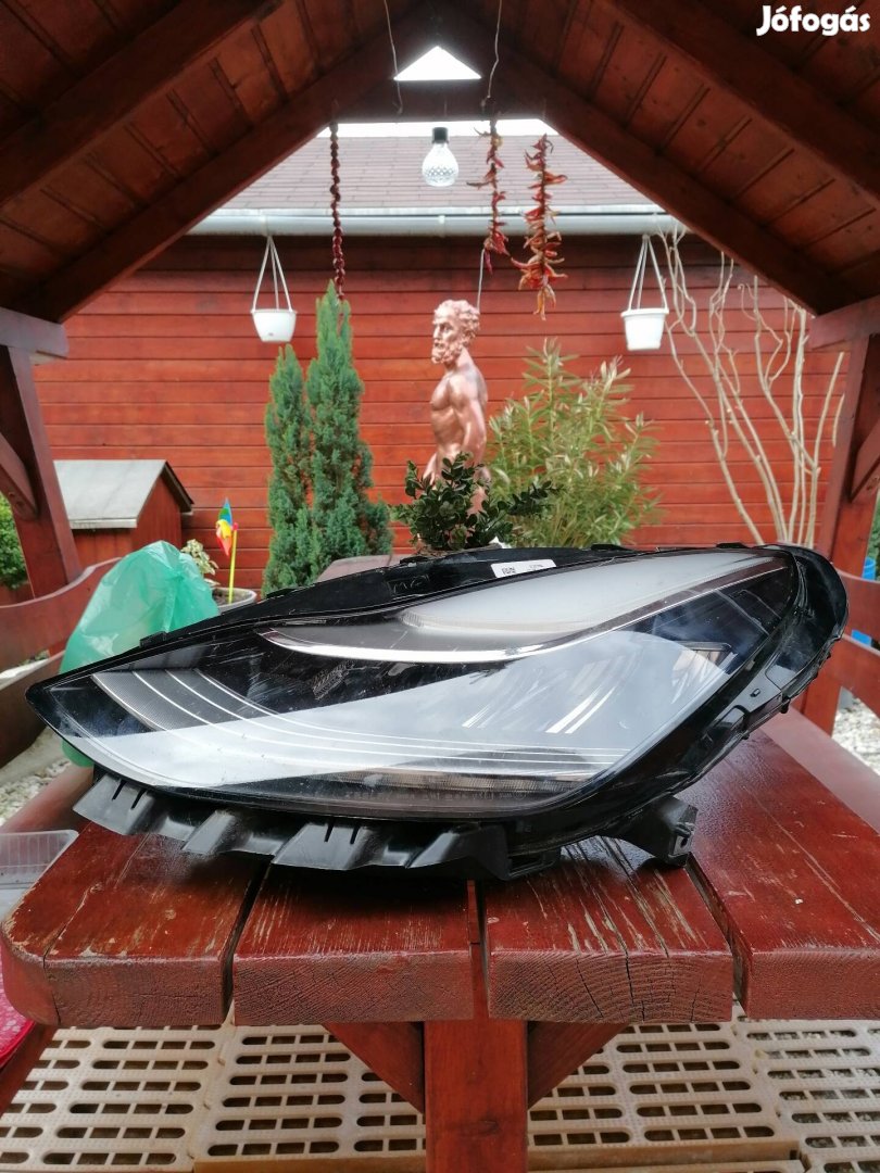 Tesla modell 3 bal oldali fényszóró. 