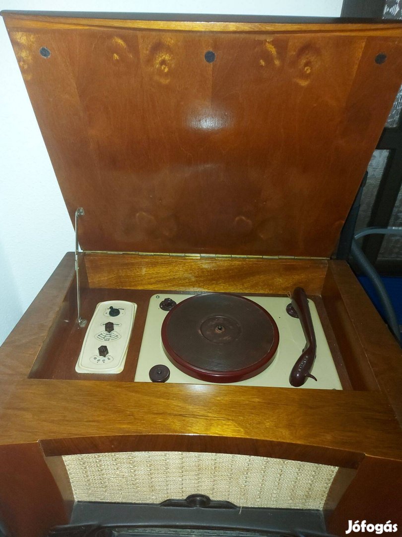 Tesla retro fa rádió bakelit lemezjátszóval 17900Ft Eger