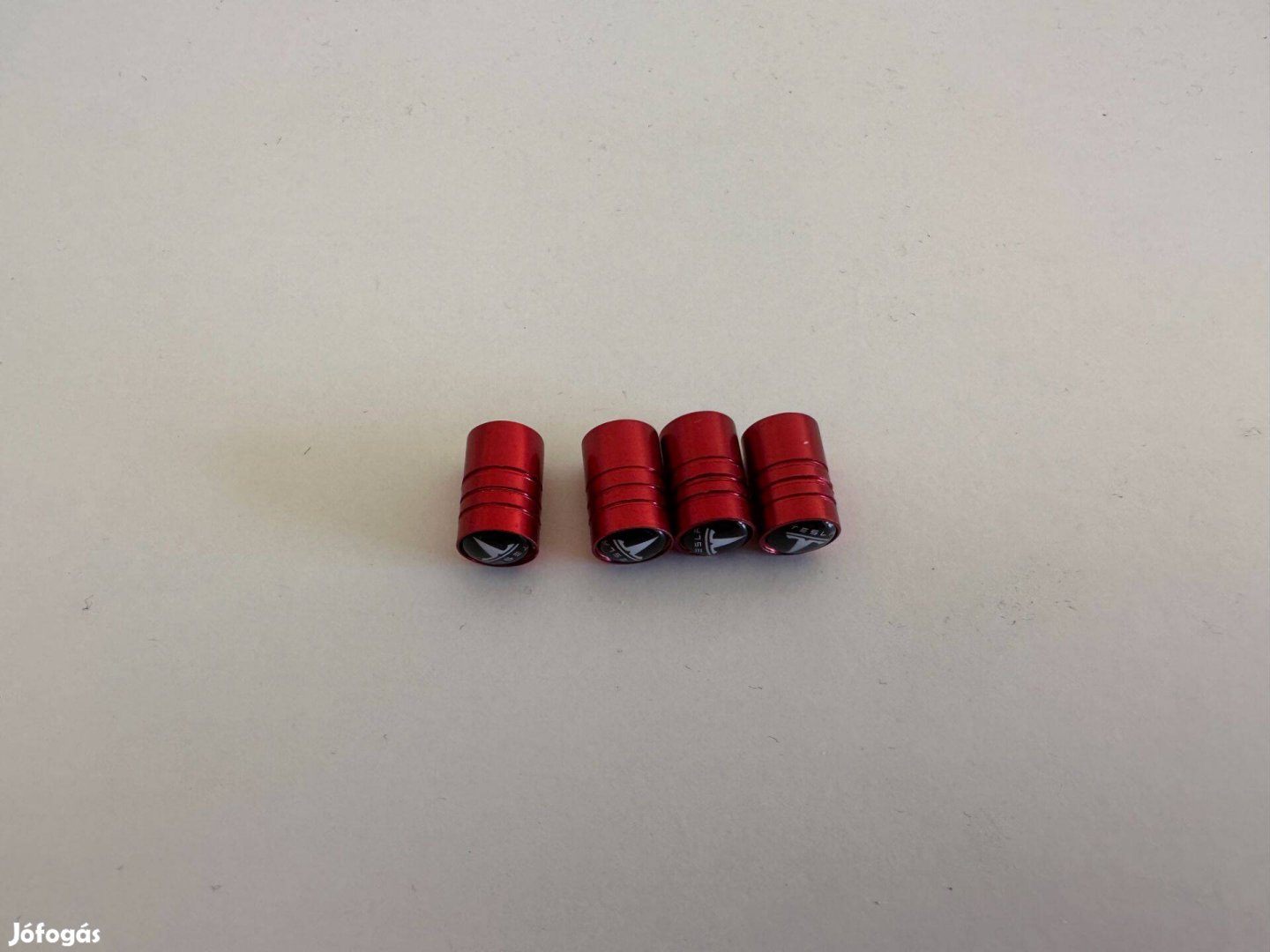 Tesla szelepsapka piros színű Tesla felni szelep sapka 4db 1000Ft