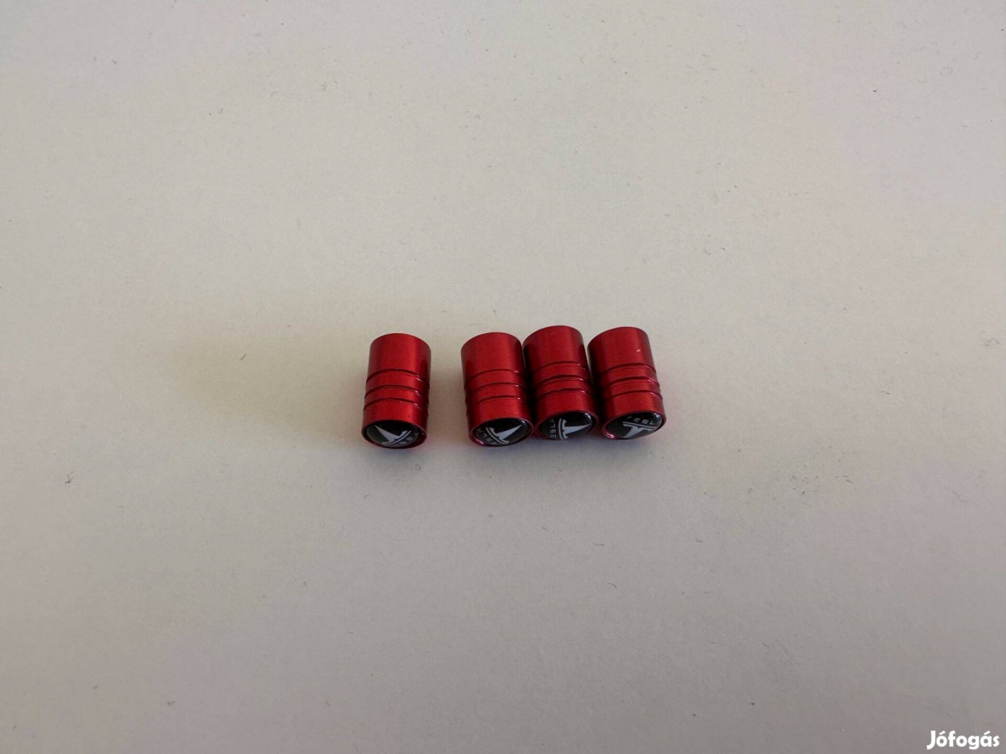 Tesla szelepsapka piros színű Tesla felni szelep sapka 4db 1000Ft