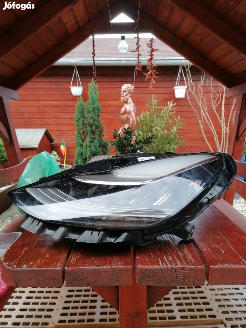 Testla model 3 bal oldali fényszóró. 