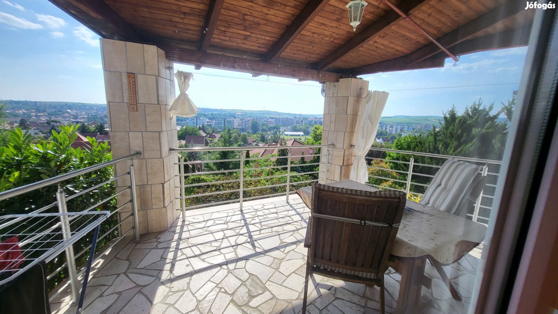 Tetemvár  csendes zöldövezeti részén elegáns családi ház eladó 139 M