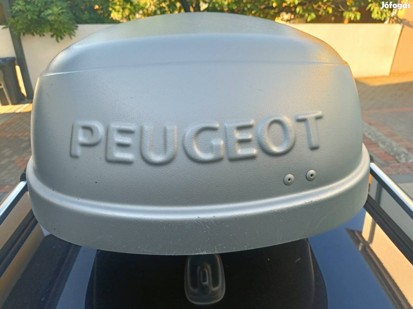 Tetőbox Peugeot, olyan mint a Thule, hangtalan