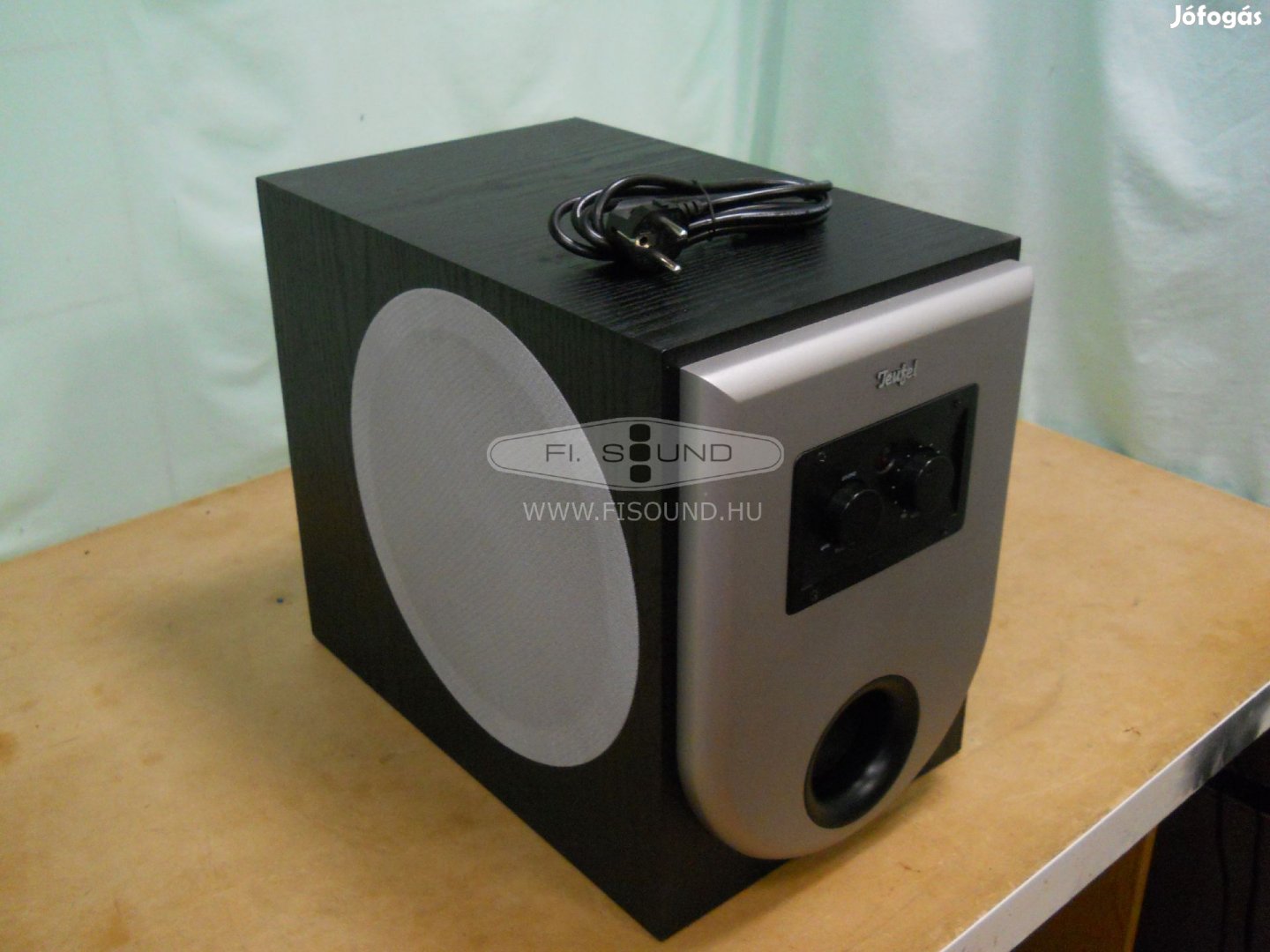 Teufel  , 300W, aktív subwoofer 25cm-s gumiperemes méllyel