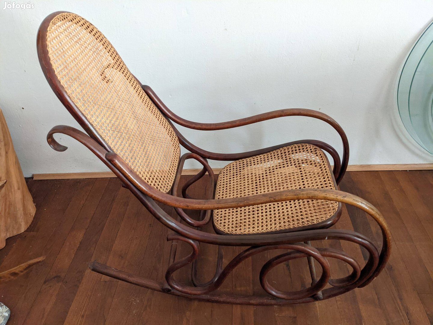 Thonet hintaszék, friss nádazással