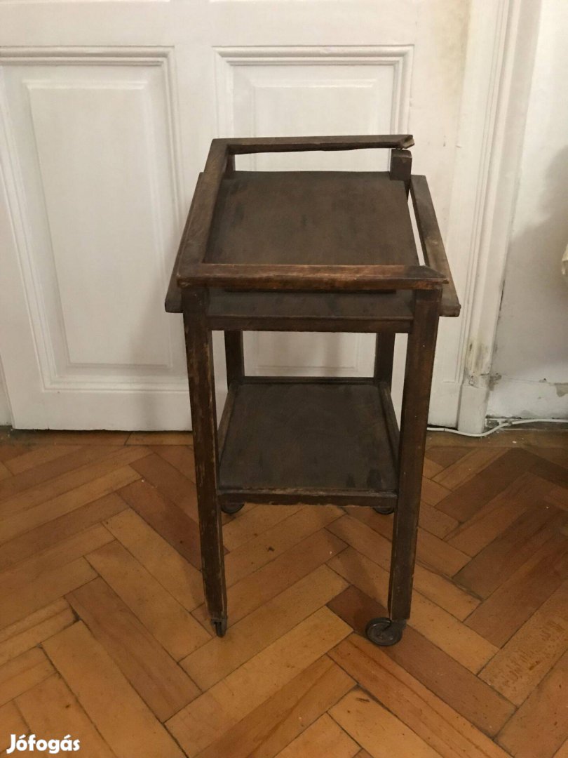 Thonet polcos asztalka, fém kerekekkel, 70 cm magas és 36x35cm a polc