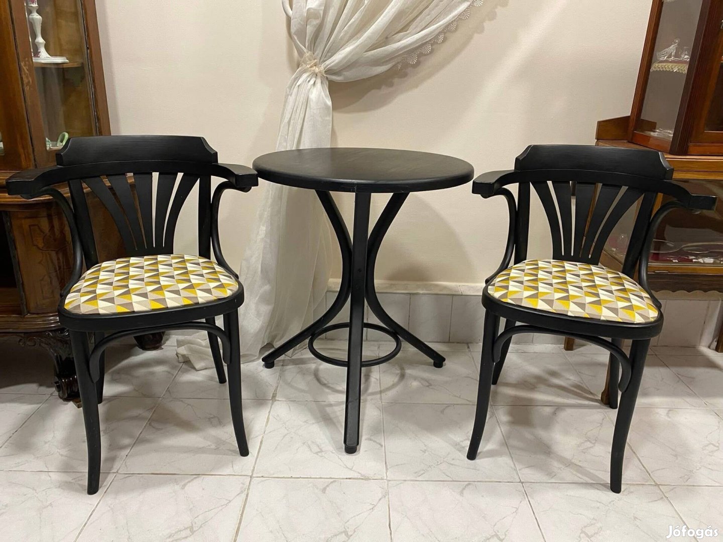 Thonet stílusú kerek asztal 2 db karfás székkel