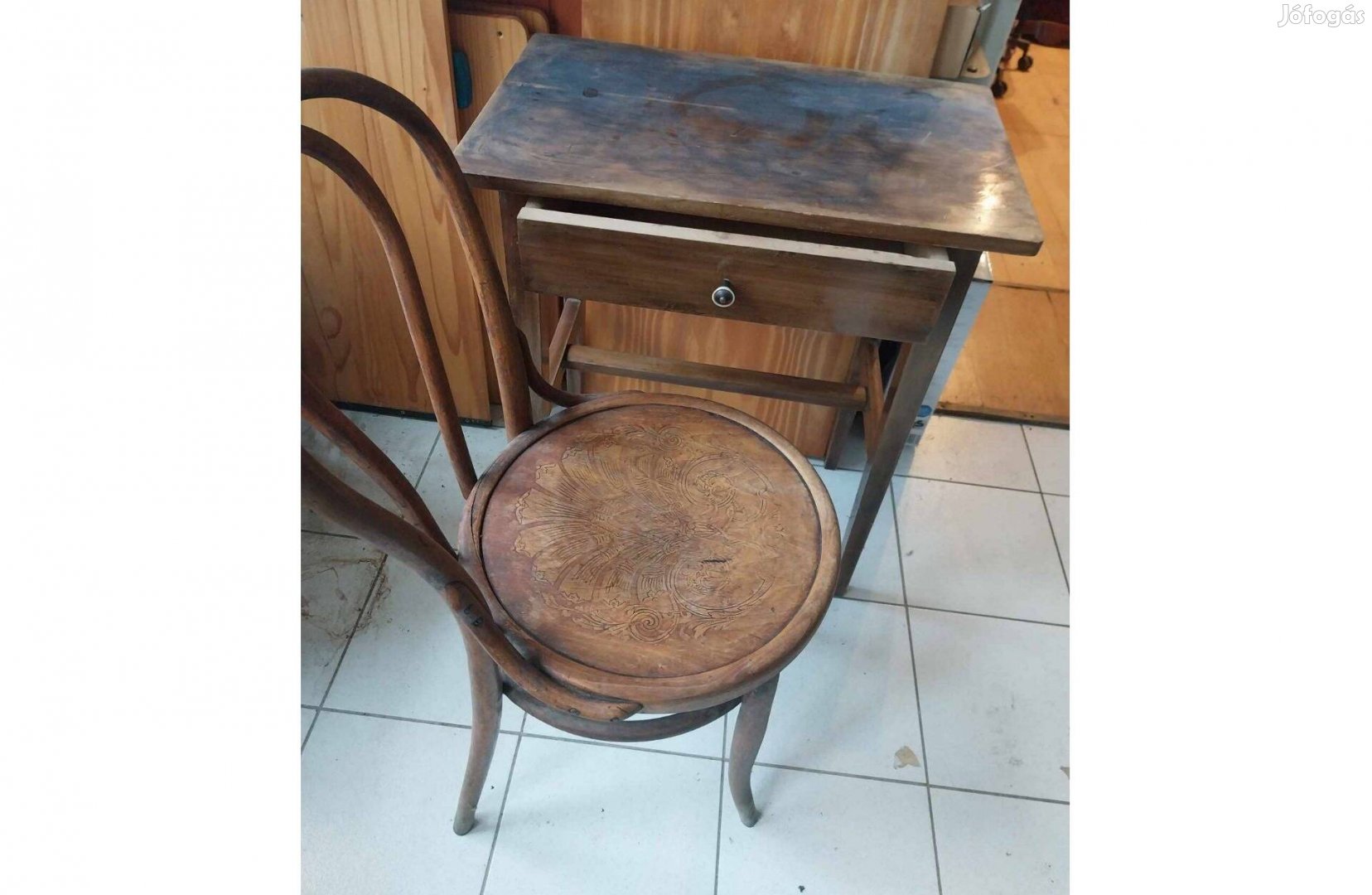 Thonet szék és kisasztal