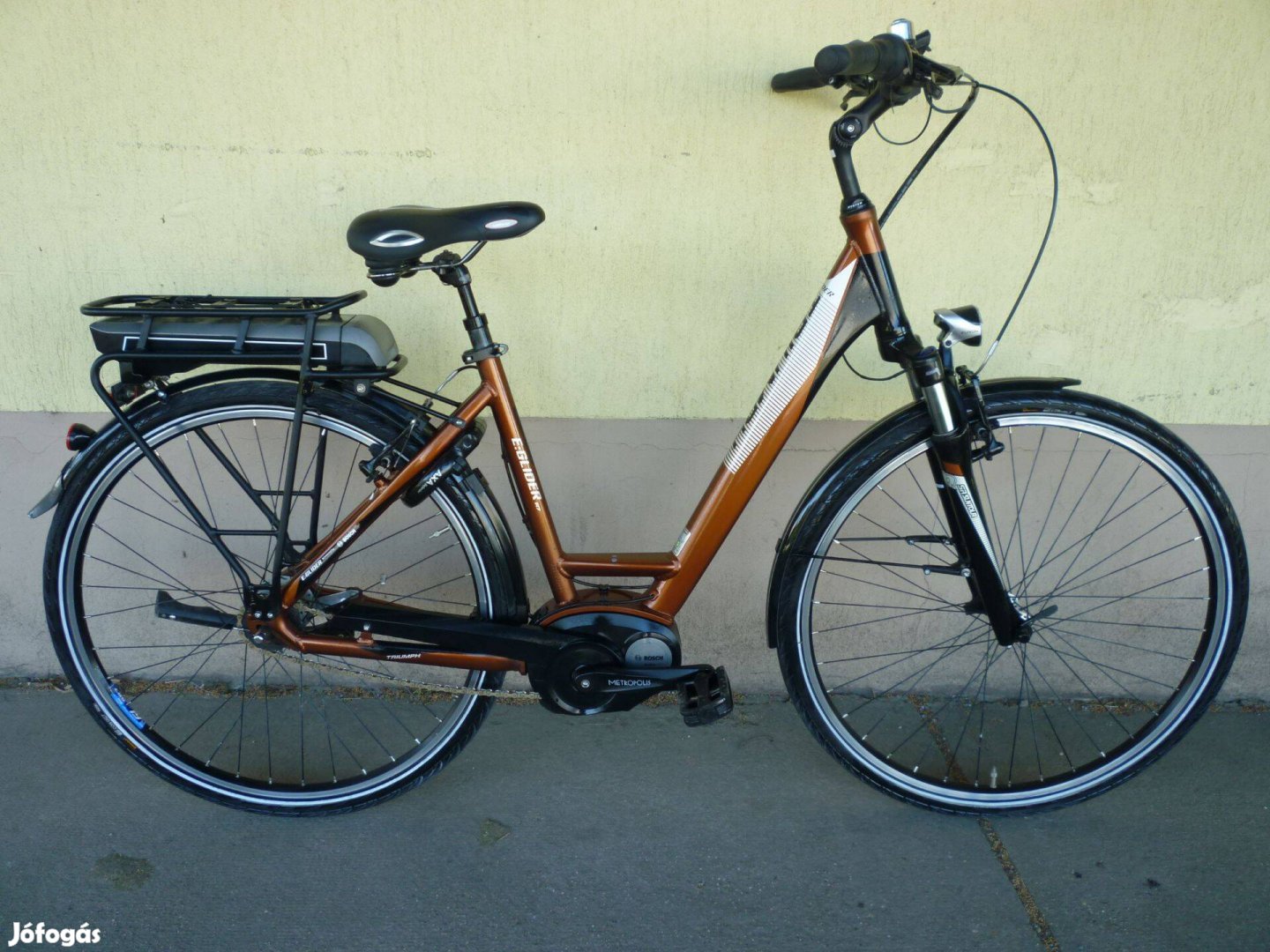 Thriunph 28-as alu elektromos kerékpár bosch e-bike újszerű