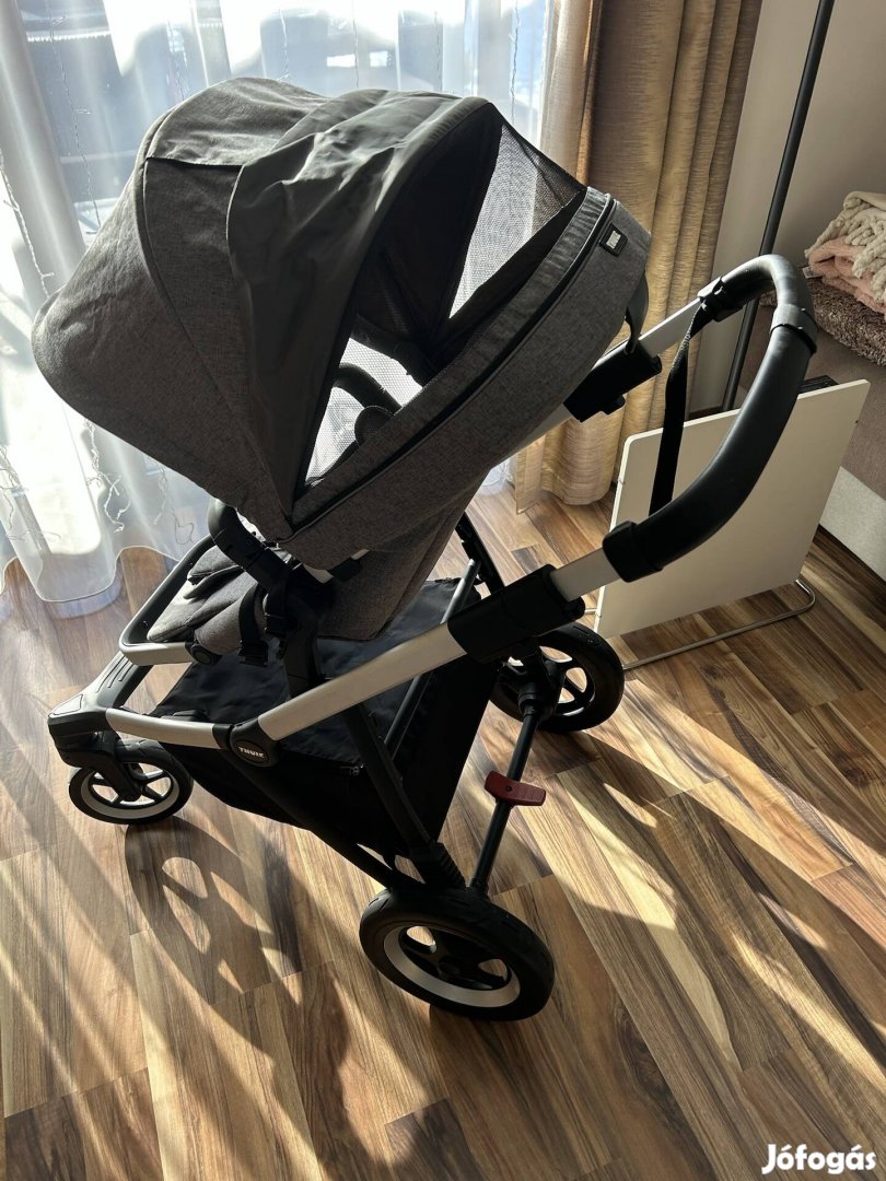 Thule Sleek városi babakocsi ajándék kiegészítőkkel