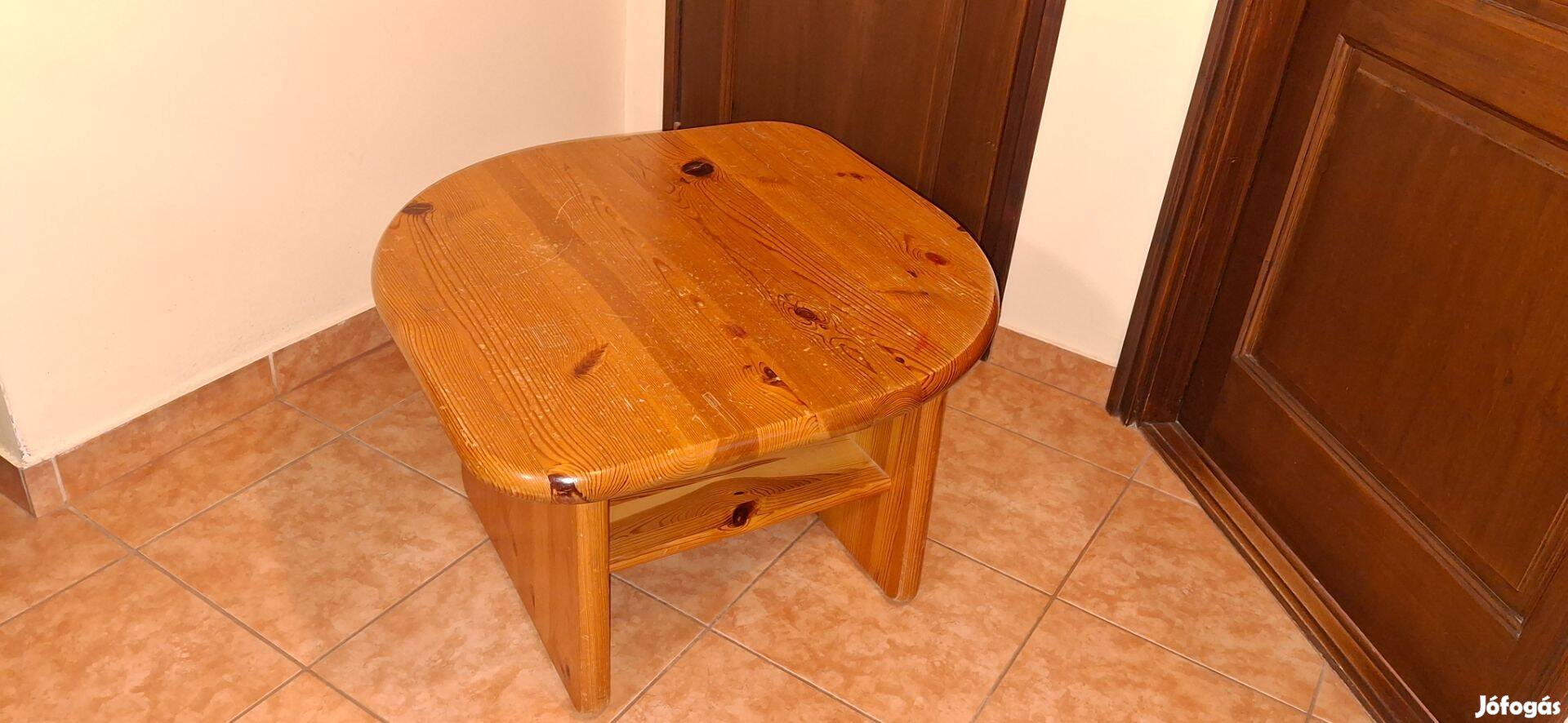 Tibi dohányzóasztal (borvi fenyő; 75x45x45)