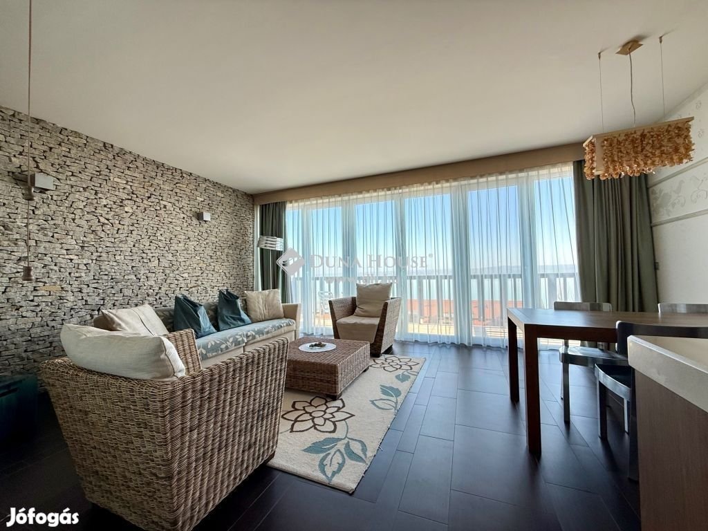 Tihanyi 66 nm-es lakás eladó