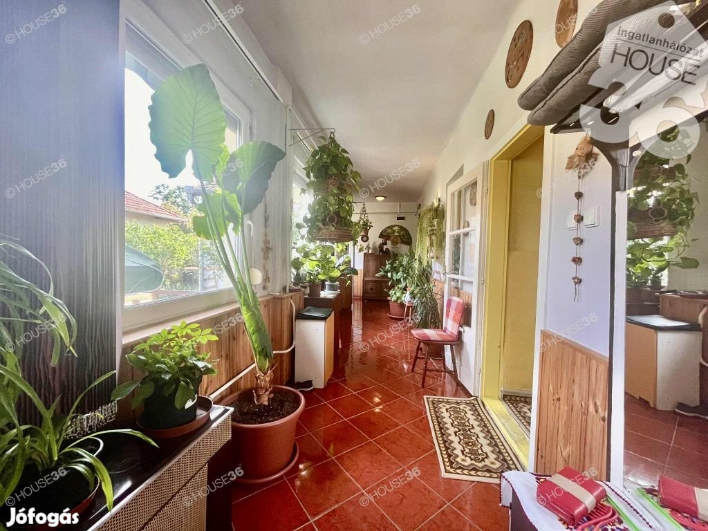 Tiszaalpár központjában, polgári jellegű, 3 szobás családi