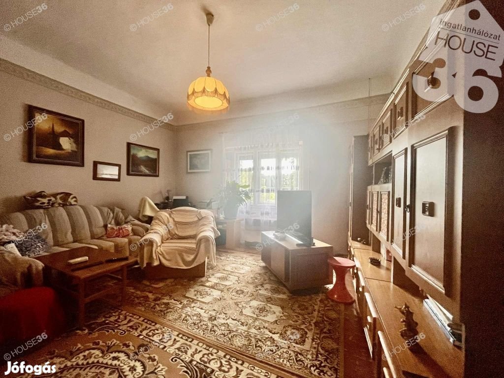 Tiszaalpár központjában, polgári jellegű, 3 szobás családi