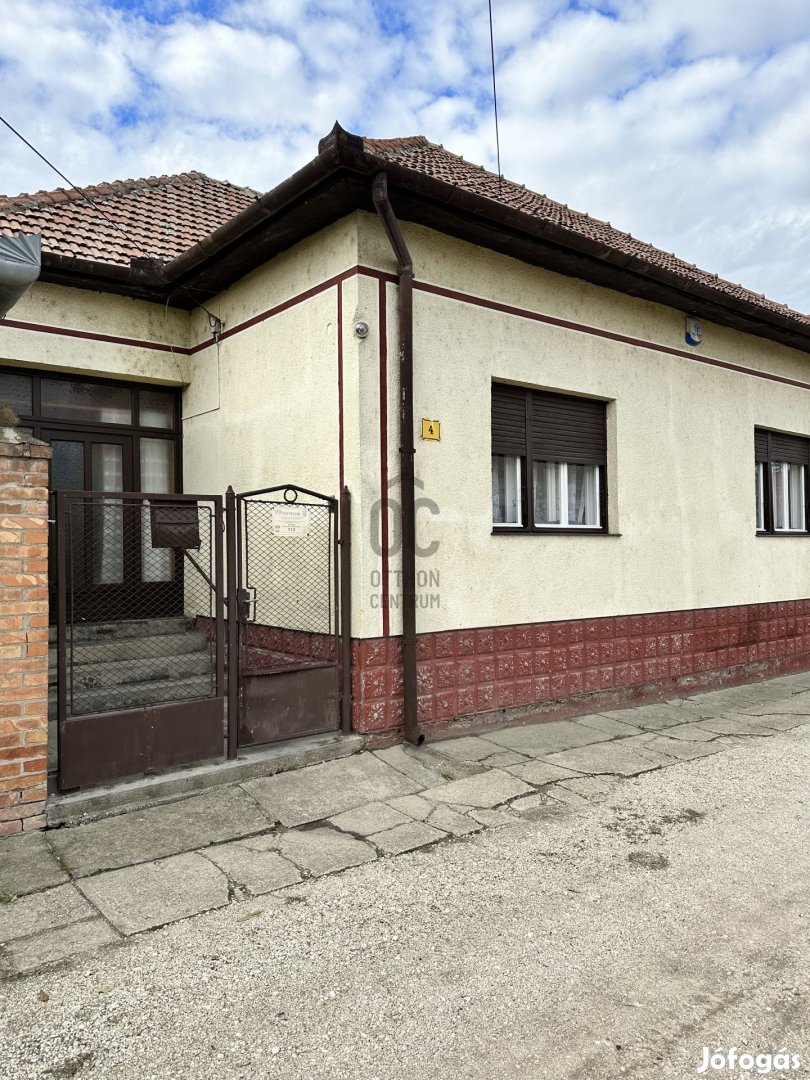 Tiszaföldvári eladó tégla családi ház