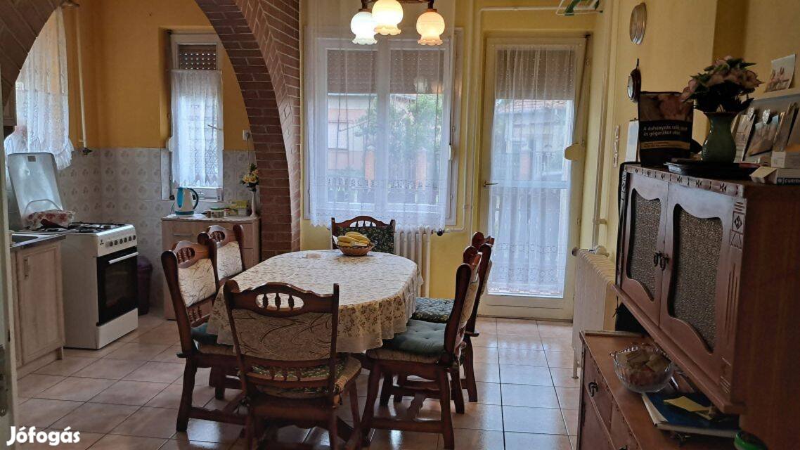 Tiszaföldváron 5 szobás jó állapotú családi ház eladó