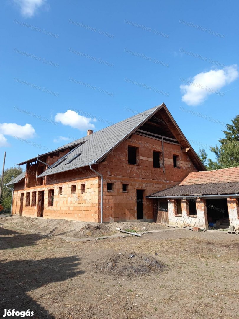 Tiszaföldváron eladó szerkezetkész családi ház!