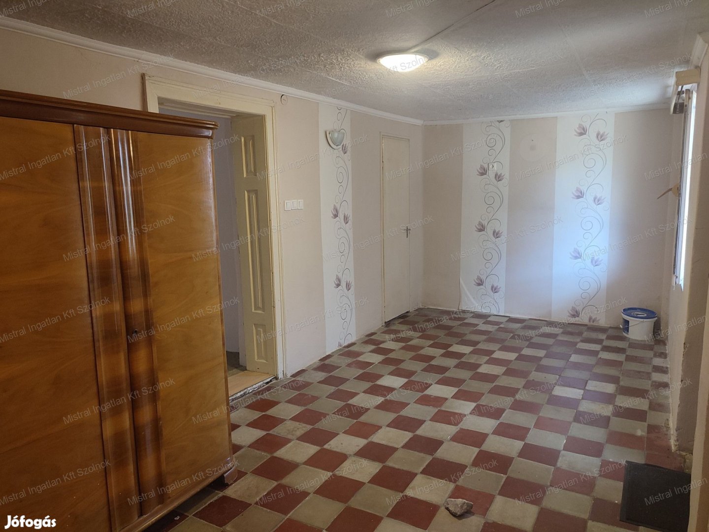 Tiszajenő kozpontjában 3 szobás családi ház eladó