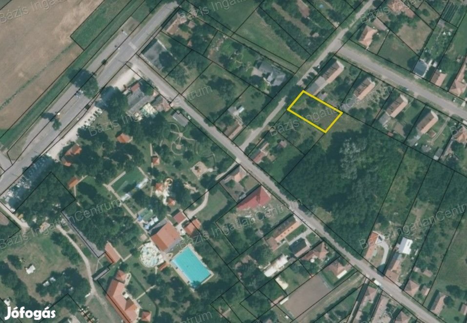 Tiszakécske-Kerekdombon a fürdőtől 100 m-re építési telek eladó