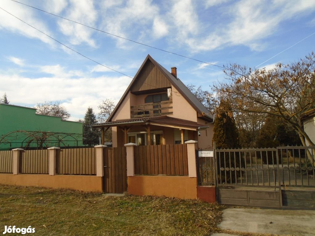 Tiszakécske, Szegfű utca, 84 m2-es, üdülő, 2+2 félszobás, jó állapotú