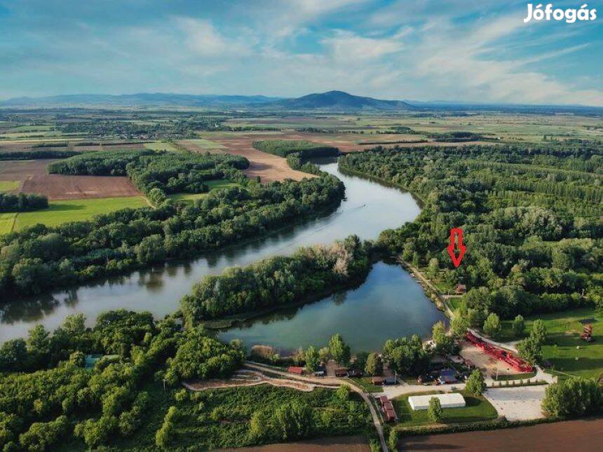 Tiszalök Üdülőtelepen 60 m2-es, 3 szobás, stéges nyaraló eladó!