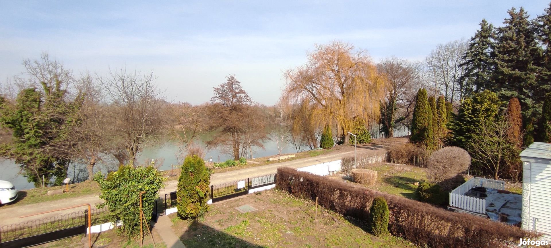 Tiszalökön panorámás Tiszaparti nyaraló eladó!